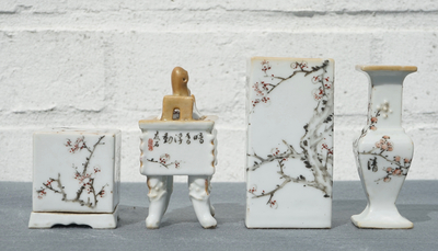 Huit objets de lettr&eacute;s en porcelaine de Chine qianjiang cai, marque de You Shi, 19/20&egrave;me